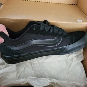 Vans Knu Skool All Black Skate Sneakers. Big Kids Size 7. Retail $79